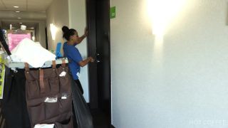 Room Service! Empleada Es Seducida Por Huésped Mientras Limpiaba El Cuarto